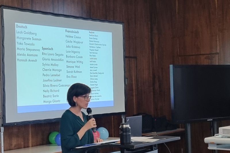 Marília Jöhnk beim Einführungsvortrag in das Projekt theoriespuren.de