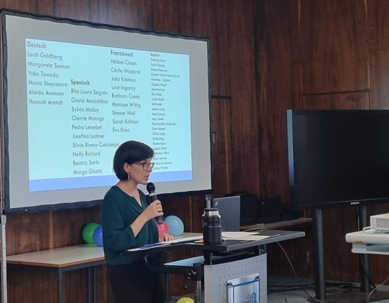 Marília Jöhnk beim Einführungsvortrag in das Projekt theoriespuren.de